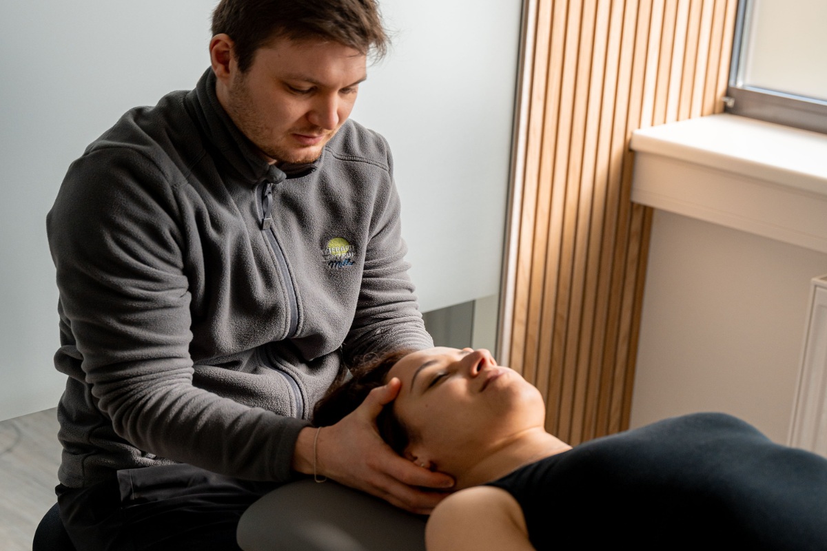 Physiotherapeut führt manuelle Therapie zur Verbesserung der Beweglichkeit durch