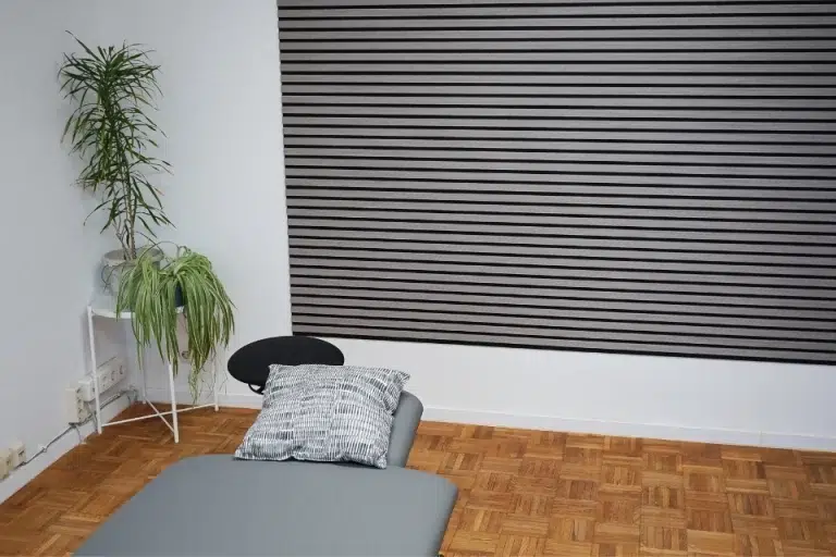 Moderne Behandlungsliege in der Physiopraxis des Therapiezentrums Möller in Rülzheim