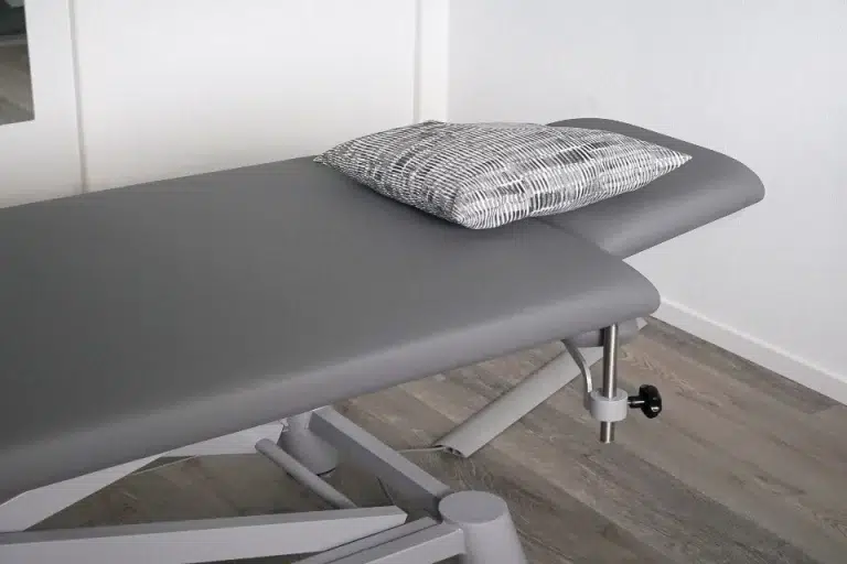 Heller Behandlungsraum in der Physiopraxis des Therapiezentrums Möller in Rülzheim