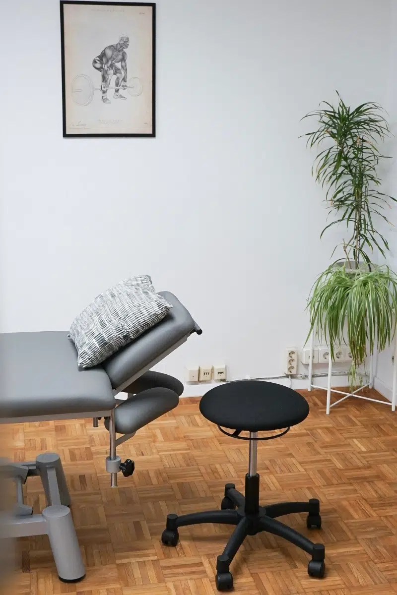 Moderner Therapieraum mit Behandlungsliege in der Physiotherapiepraxis Rülzheim des Therapiezentrums Möller.