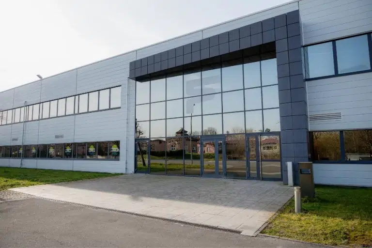 Moderner funktioneller Trainingsbereich im Therapiezentrum Hagenbach