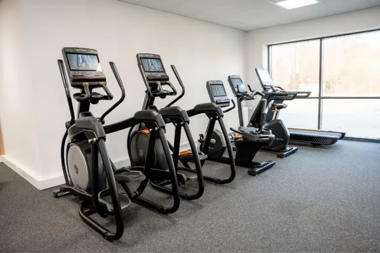 Großzügige Trainingsfläche mit modernen Fitnessgeräten in Hagenbach