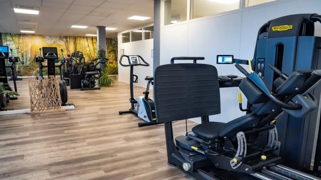 Moderner Trainings- und Gesundheitsbereich der Praxis Kandel