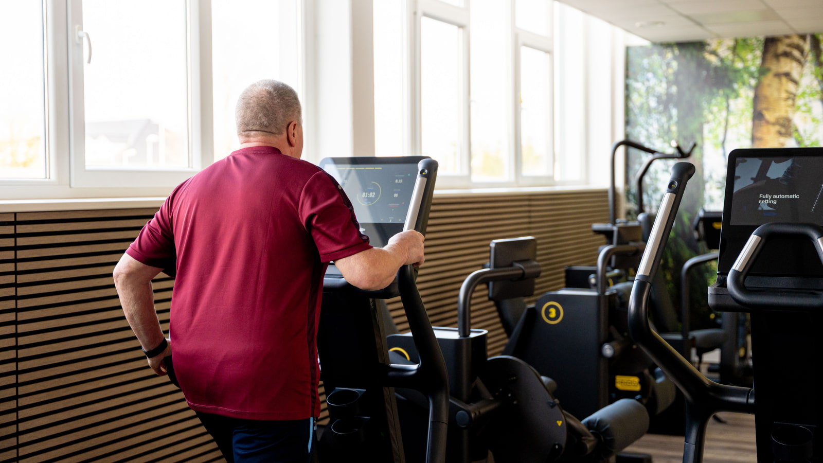 Patient beim gerätegestützten T-RENA Reha-Nachsorge-Training in Freckenfeld