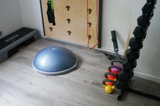 Physiotherapeutischer Trainingsbereich in Rülzheim mit Balance-Trainer und verschiedenen Trainingsgeräten.